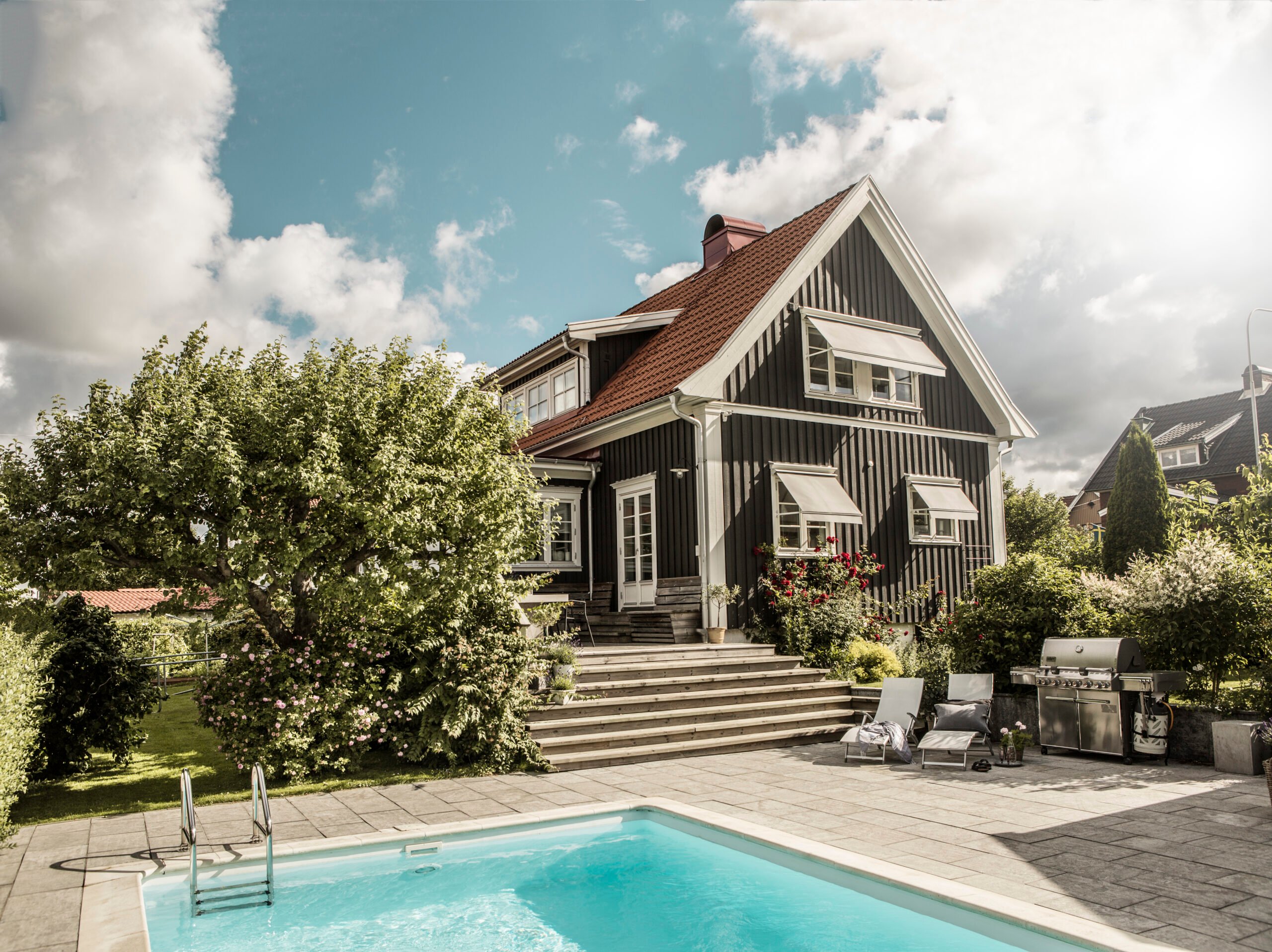 Fönstermarkiser på villa