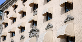 Passar byggnadens arkitektur